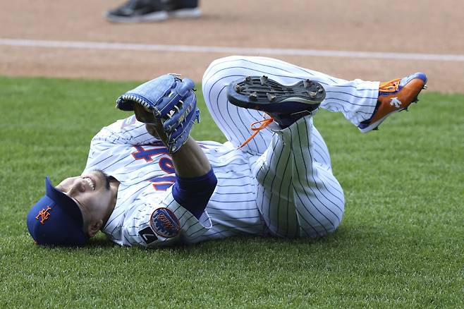 뉴욕 메츠 센가 고다이가 13일(한국시각) 시티필드에서 열린 워싱턴 내셔널스전에 등판해 6회초 1사후 CJ 아브람스를 1루수 땅볼로 유도하고 베이스 커버를 들어가 아웃시킨 직후 오른쪽 햄스트링 통증을 일으키며 쓰러져 고통스러운 표정을 짓고 있다. AP연합뉴스