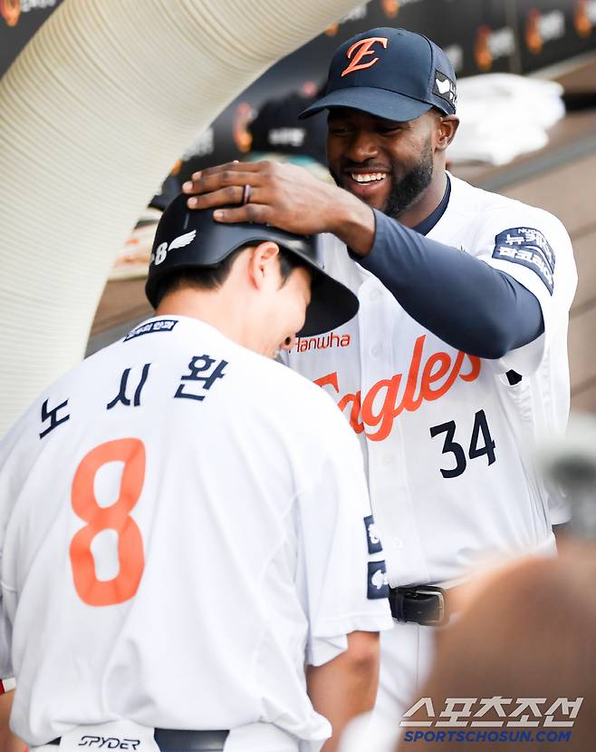 4번 타자 홈런을 격하게 반긴 외국인 타자 플로리얼.