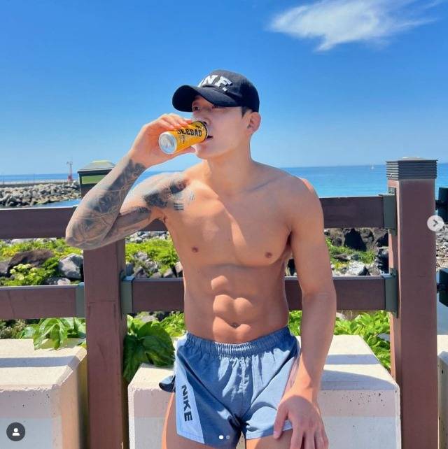 유주상이 한 에너지드링크를 홍보하기 위해 인스타그램에 올린 이미지. 복근이 눈에 띈다. l 유주상 인스타그램