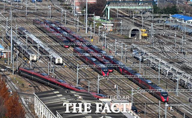 13일 오전 8시 19분께 경의중앙선 서울역~행신역 구간에서 전기 공급장애가 발생했다. 사진은 서울 코레일 수색 차량기지에 열차들이 멈춰서 있는 모습으로 기사의 특정 사실과 무관하다. /더팩트 DB