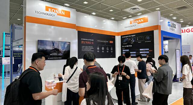 '2025 AI&빅데이터쇼'에서 코난테크놀로지 부스를 찾은 관람객들 모습 (사진=코난테크놀로지)