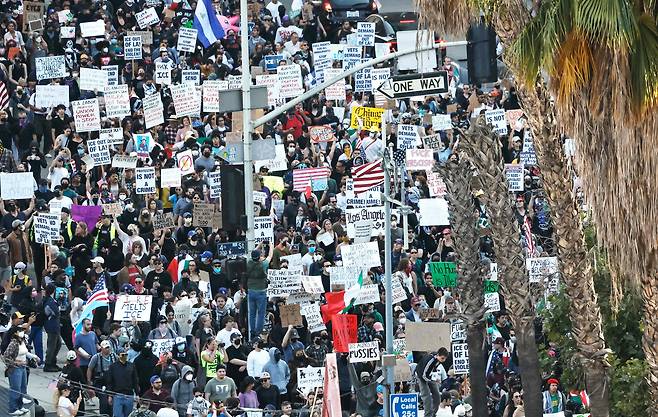 도널드 트럼프 정부의 불법 이민 단속에 항의하는 이들이 11일 시위를 하고 있다. /AFP 연합뉴스