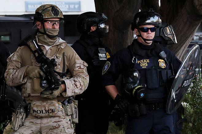 도널드 트럼프 미국 대통령의 이민 정책에 반대하는 시위가 LA를 중심으로 벌어진 가운데 경찰과 주 방위군이 함께 작전을 벌이고 있다./로이터 연합뉴스