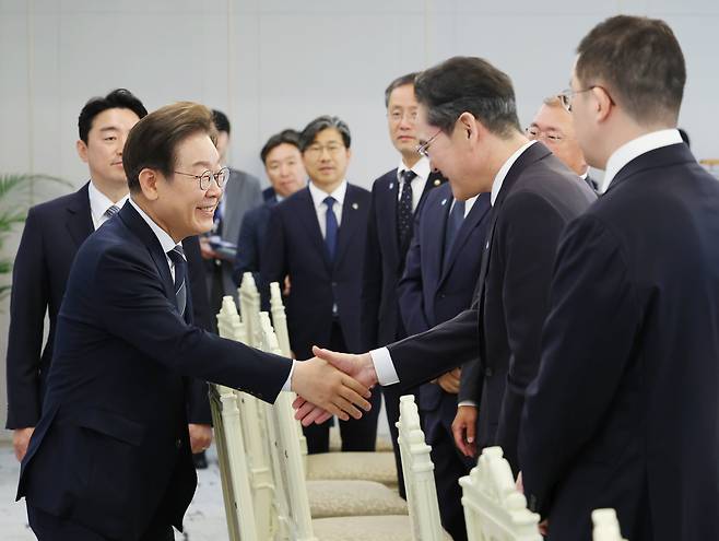 이재명 대통령이 13일 서울 용산 대통령실에서 열린 6경제단체·기업인 간담회에서 이재용 삼성전자 회장과 악수하고 있다./연합뉴스