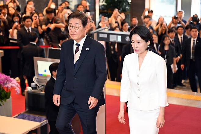 이재명 대통령과 부인 김혜경 여사가 지난 4일 서울 여의도 국회 로텐더홀에서 열린 제21대 대통령 취임선서에 참석하고 있다./뉴시스