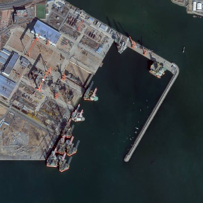 미국의 위성회사 맥사가 운영하는 지구관측위성 월드뷰-3(WorldView-3) 위성이 지난 2021년 2월 17일 중국 동북부 다롄항을 찍은 사진을 보면 항만 내 북쪽 항구에서 서해 잠정조치수역(PMZ)에서 발견된 고정식 구조물과 유사한 형태의 시설물 9개가 정박해 있는 모습이 보인다.고정 구조물 중 2개는 북쪽 접안시설에, 나머지 7개는 서쪽 접안시설에 다닥다닥 붙어 있는 모습이다. /맥사