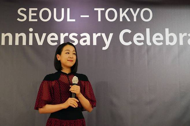 일본 피겨스케이팅 전 국가대표 아사다 마오가 서울 롯데호텔에서 개최한 일본항공(JAL) 김포-하네다 취항 60주년 기념식에 나타나 인사말을 하고 있다. 그는 인사말을 통해 "연아가 없었다면 내가 지금 이 자리에 없었을 것"이라고 말했다. 이날 행사는 JAL이 김포-하네다 취항 60주년을 기념하기 위해 개최한 것으로, 국내 항공업계와 여행업계 관계자 200여명이 참석했다. /연합뉴스