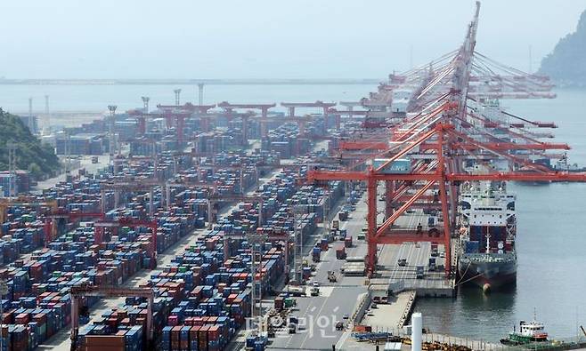 지난 1일 부산 남구 신선대부두에 컨테이너선이 접안하고 있다.ⓒ뉴시스