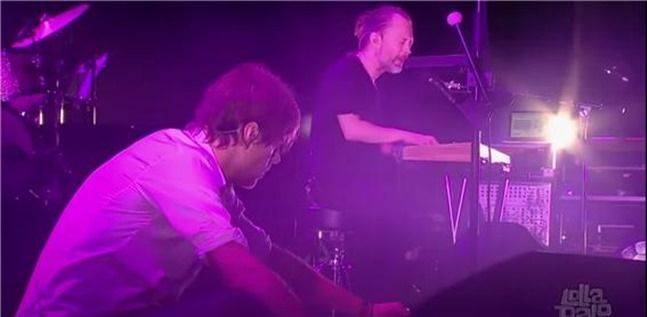 2016년 미국 시카고 롤러팔루자 페스티벌 무대에서 ‘Everything…’을 라디오헤드의 에드 오브라이언(왼쪽)과 톰 요크(오른쪽)이 ‘Everything in Its Right Place’를 연주한 모습. ⓒ유튜브 캡처