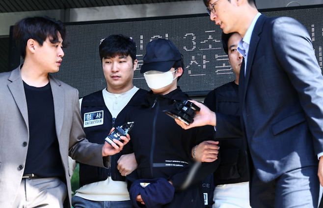 의대생 최모씨가 지난해 5월 서울 서초구 서초경찰서에서 서울중앙지검으로 송치되고 있는 모습.ⓒ뉴시스