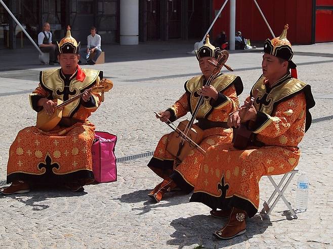 몽골계 악사들이 프랑스 파리 퐁피두 광장에서 몽골 전통 의상을 입고 전통 악기를 연주하고 있다. 위키미디어 코먼스