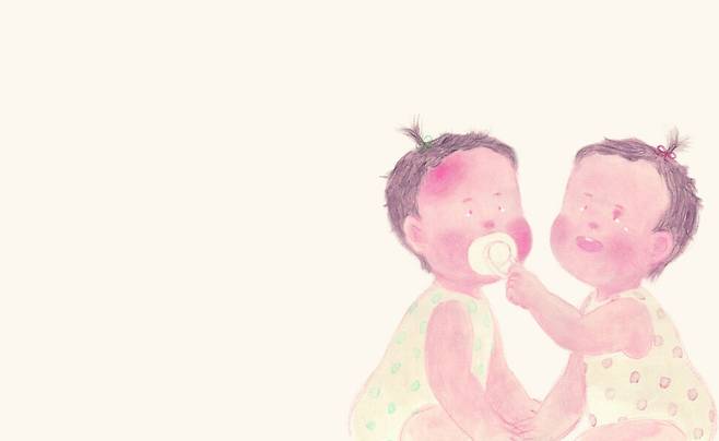 서은이는 우는 언니에게 자신이 물고 있던 공갈 젖꼭지를 물려준다. 원더박스 제공