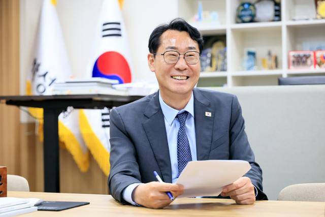 정명근 경기 화성시장이 12일 시청 집무실에서 "시민의 일상을 지탱하는 화성형 기본사회 정책들을 빠르게 도입하겠다"고 밝혔다. 화성시 제공