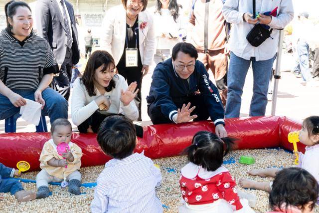 정명근 경기 화성시장이 한 행사장에서 아이들과 인사를 나누고 있다. 화성시 제공