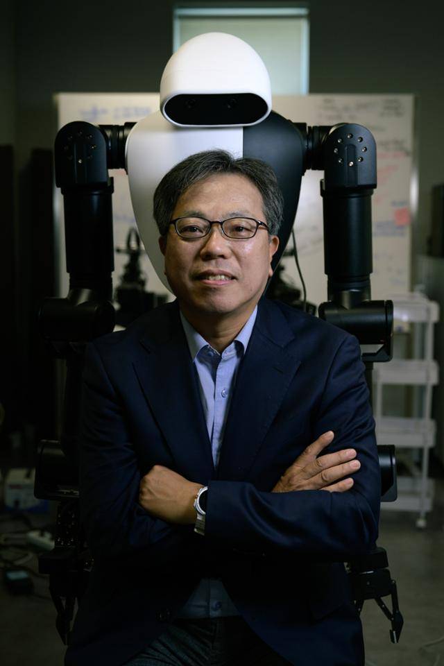 지난 9일 서울 관악구 서울대 해동첨단과학관에서 장병탁 AI연구원장이 지금 개발 작업이 진행 중인 '행동형 AI' 앞에서 포즈를 취하고 있다. 행동형 AI는 인간 행동을 모방학습해 인간과 비슷하게 작업하는 것을 목표로 한다. 하상윤 기자