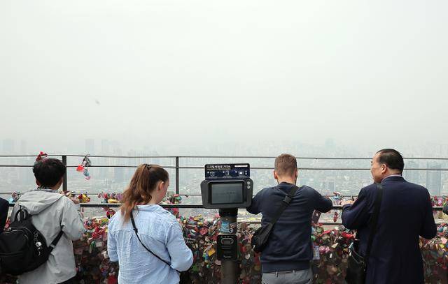 지난달 18일 서울 중구 남산에서 바라본 도심. 초미세먼지 농도가 높은 탓에 뿌옇게 보인다. 뉴스1