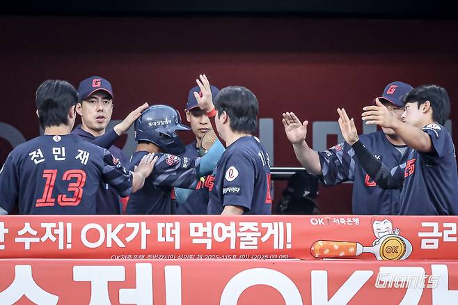 12일 수원 KT전에서 3안타 3타점 기록 후 동료들의 축하를 받고 있는 롯데 장두성. 롯데 제공