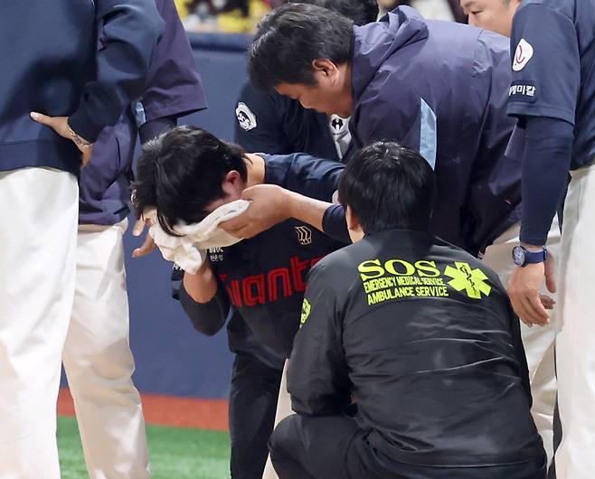 29일 오후 서울 고척스카이돔에서 열린 2025 프로야구 롯데 와 키움 경기. 롯데 전민재가 7회 키움 투수 양지율의 공에 머리를 맞아 구급차에 실려 가고 있다. 고척=정시종 기자 capa@edaily.co.kr /2025.04.29.