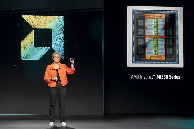 리사 수 AMD 최고경영자가 AMD 인스팅트 MI350의 반도체를 소개 중이다 / 출처=IT동아