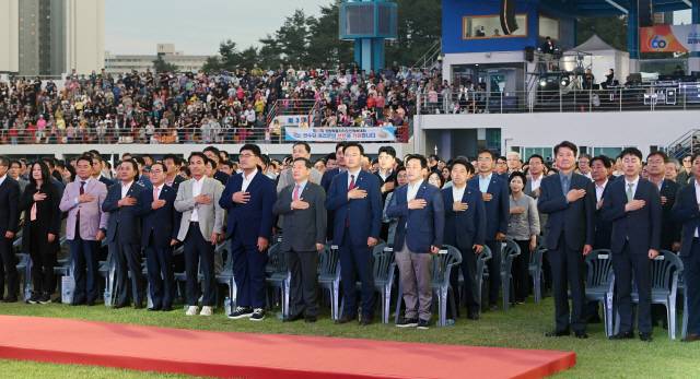 ▲ 제60회 강원특별자치도민체육대회 개회식이 12일 삼척종합운동장에서 김진태 도지사,김시성 도의장, 신경호 도교육감, 이철규·유상범 국회의원, 양희구 도체육회 회장, 박상수 삼척시장, 경민현 강원도민일보 사장과 기관단체장, 시군 선수들이 참석한 가운데 열렸다. 방도겸 기자
