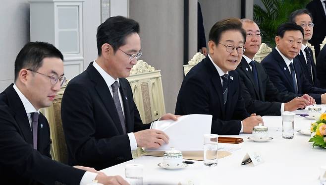 이재명 대통령이 13일 서울 용산 대통령실 청사에서 열린 6경제단체와 기업인 간담회에서 발언을 하고 있다. (왼쪽부터) 구광모 LG그룹 회장, 이재용 삼성전자 회장, 이 대통령, 정의선 현대자동차그룹 회장, 신동빈 롯데그룹 회장/김범준 기자