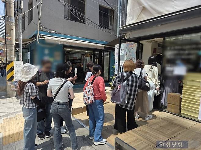 BTS 전역 축하 이벤트를 진행 중인 카페에 팬들이 줄을 선 모습. /사진=이민형 기자