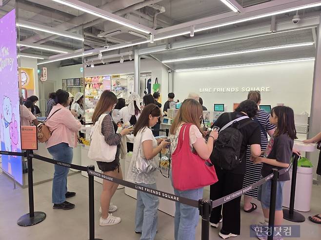 라인프렌즈 스퀘어 명동에서 외국인 관광객들이 BTS와 라인프렌즈의 콜라보 브랜드 'BT21' 신규 굿즈를 구매하려고 줄 선 모습. /사진=이민형 기자
