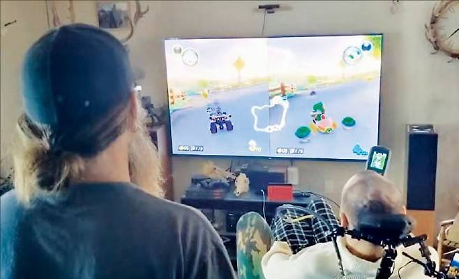 전신이 마비된 환자가 뉴럴링크가 개발한 칩을 이식받은 뒤 손의 움직임 없이 생각만으로 컨트롤러를 조작해 게임을 하고 있다. /한경DB