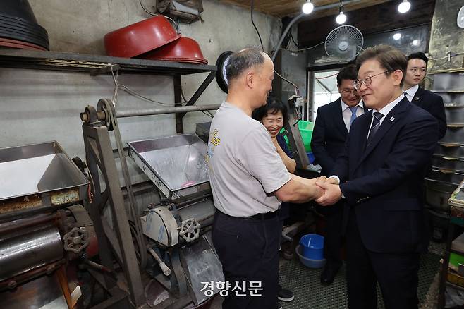 이재명 대통령이 13일 기본소득 실시지역 현황점검을 위해 방문한 경기도 연천군 방앗간에서 주인과 대화하고 있다. 대통령실사진기자단