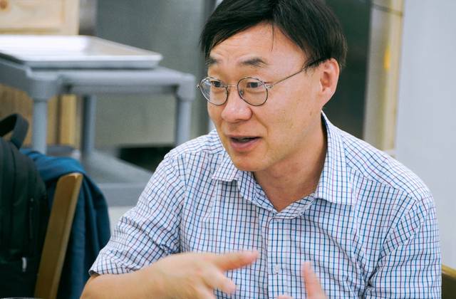 최종원 캐나다 밴쿠버기독교세계관대학원 교수는 지난 10일 이메일 인터뷰에서 “우리 사회는 자기 중심성을 벗고 사회의 공공선에 기여하는 종교를 기대하고 있다”며 “기독교가 이 역할을 감당했으면 한다”고 말했다. 복있는사람 제공