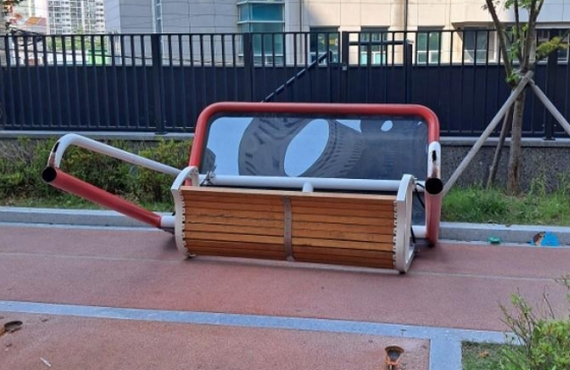 경북 경산시의 한 아파트 놀이터 퍼걸러 그네가 파손된 현장 모습. 독자 제공