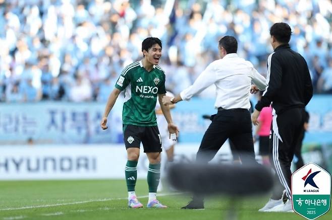 전진우. 전진우가 2018시즌 수원 삼성 유니폼을 입고 프로에 데뷔한 이후 최고의 활약을 펼치고 있다. 전진우가 프로 데뷔 후 한 시즌 기록한 최다골은 6골(2022시즌)이었다. 전진우는 자신의 강점을 최대한 활용하는 잉글랜드 프리미어리그(EPL) 출신 명장 거스 포옛 감독을 만나 축구 인생 최고의 한 해를 보내고 있다. 사진=한국프로축구연맹