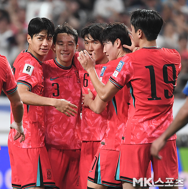 한국의 2026 북중미 월드컵 본선 진출에 힘을 더한 전진우(사진 맨 왼쪽). 사진=천정환 기자