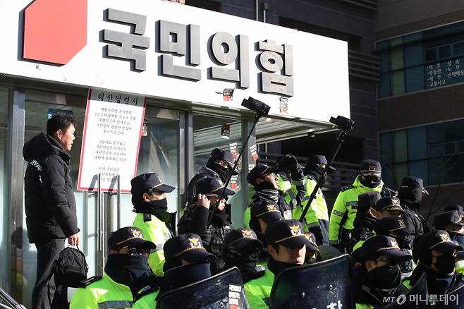 (대구=뉴스1) 공정식 기자 = 민주노총 대구지역본부와 윤석열퇴진대구시국회의 관계자들이 10일 오후 대구 수성구 국민의힘 대구·경북시도당사 앞에서 열린 '내란범죄집단 국민의힘 해체 대구지역 결의대회'를 마친 뒤 해산명령서를 들고 당사로 이동하던 중 경찰과 대치하고 있다. 2025.1.10/뉴스1 Copyright (C) 뉴스1. All rights reserved. 무단 전재 및 재배포, AI학습 이용 금지. /사진=(대구=뉴스1) 공정식 기자