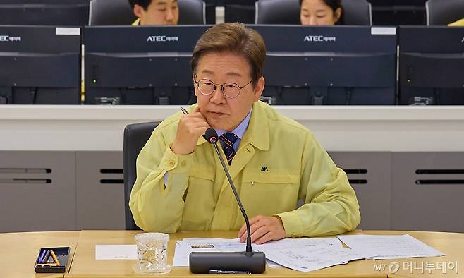 (서울=뉴스1) 박지혜 기자 = 이재명 대통령이 12일 서울 서초구 한강홍수통제소에서 열린 장마철 수해 대비 현장 점검 회의에서 생각에 잠겨 있다. (이재명 대통령 SNS. 재판매 및 DB 금지) 2025.6.12/뉴스1 Copyright (C) 뉴스1. All rights reserved. 무단 전재 및 재배포, AI학습 이용 금지. /사진=(서울=뉴스1) 박지혜 기자