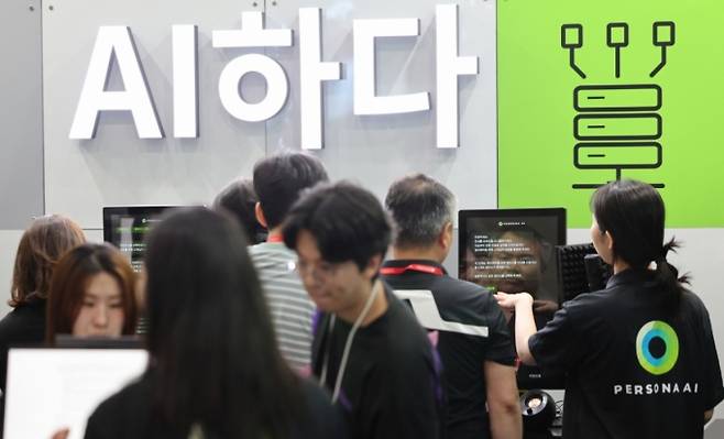 (서울=뉴스1) 신웅수 기자 = 14일 서울 강남구 코엑스에서 열린 국제인공지능대전에서 관람객들이 인공지능(AI) 프로그램을 체험하고 있다. 2025.5.14/뉴스1 Copyright (C) 뉴스1. All rights reserved. 무단 전재 및 재배포, AI학습 이용 금지. /사진=(서울=뉴스1) 신웅수 기자