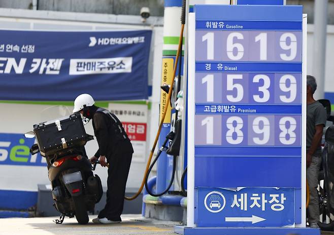 이스라엘이 이란을 선제 공격면서 국내 정유주가 급등세다. 사진은 서울 시내 한 주유소./사진=뉴시스
