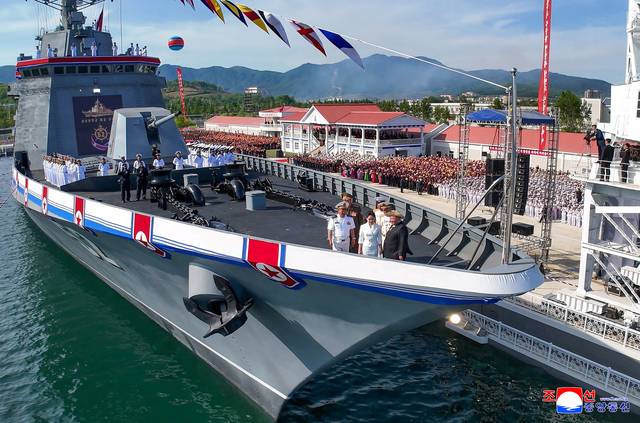 넘어졌다 선 ‘강건호’ : 김정은(앞줄 오른쪽) 북한 국무위원장이 12일 함경북도 라진조선소에서 열린 신형 5000t급 구축함 ‘강건호’ 진수식에 참석하고 있다. 조선중앙통신