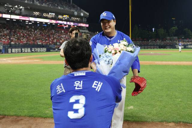 김태훈(우)에게 꽃다발을 전달하는 최원태(좌)./삼성 라이온즈