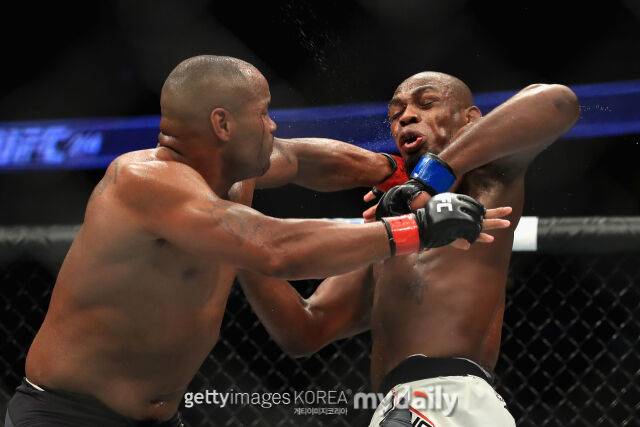 코미어(왼쪽)가 현역 시절 존 존스와 맞대결에서 펀치를 적중하고 있다. /게티이미지코리아