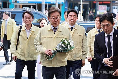 이재명 대통령, 이태원참사 현장 헌화 (서울=연합뉴스) 홍해인 기자 = 이재명 대통령이 12일 서울 용산구 이태원 참사 현장 '10·29 기억과 안전의 길'에서 헌화를 위해 이동하고 있다. 2025.6.12 hihong@yna.co.kr