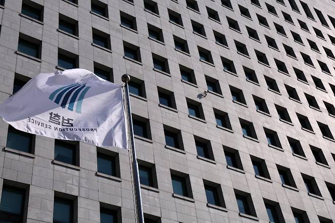 더불어민주당 의원들이 검찰청을 폐지하고 공소청·중대범죄수사청·국가수사위원회를 설치하는 것을 주요 내용으로 하는 '검찰개혁 법안'을 발의한지 하루가 지난 12일 서초구 대검찰청의 모습. 연합뉴스