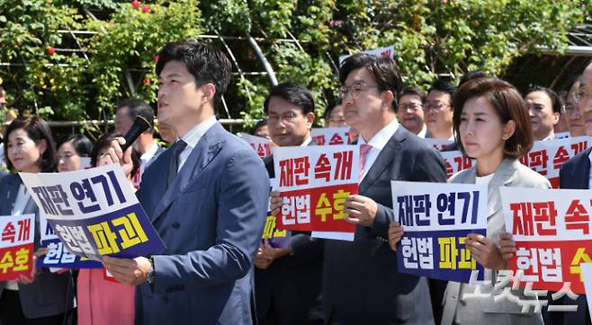 김용태 국민의힘 비상대책위원장이 11일 이재명 대통령의 공직선거법 위반 사건의 파기환송심을 사실상 무기한 연기한 서울고등법원 앞에서 열린 현장 의원총회에서 발언하고 있다. 박종민 기자