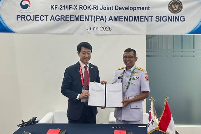 노지만 방사청 한국형전투기사업단장과 스리얀또(Sri yanto) 인니 국방부 예비전력총국장이 '공동개발 기본합의서(Project Agreement) 개정안'에 서명 후 기념촬영 중이다. 방위사업청 제공