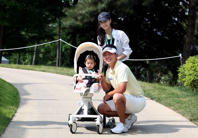 맹동섭과 가족. KPGA 제공