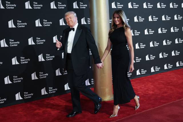 ▲11일(현지시간) 도널드 트럼프 미국 대통령과 배우자 멜라니아 트럼프가 미 워싱턴DC 의 공연장 케네디센터에 뮤지컬 '레미제라블' 관람을 위해 도착했다. ⓒAFP=연합뉴스