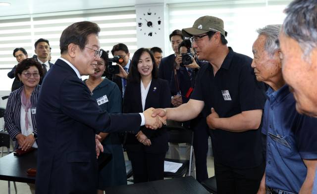 ▲이재명 대통령이 13일 경기도 파주시 장단면 행정복지센터에서 접경지 주민 간담회 참석자들과 인사하고 있다. ⓒ연합뉴스