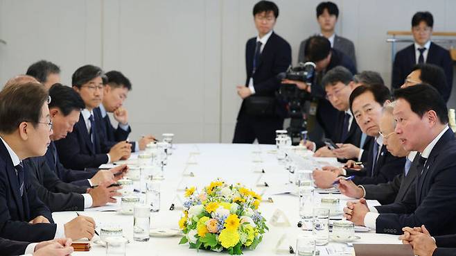 이재명 대통령이 13일 대통령실에서 열린 6경제단체·기업인 간담회에서 최태원 SK그룹 회장 겸 대한상공회의소 회장의 발언을 듣고 있다. (사진=대통령실통신사진기자단, 연합뉴스)