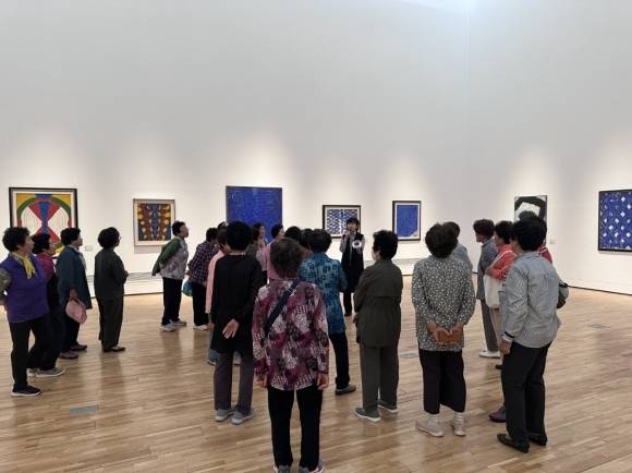제주도립 김창열미술관은 10일 오후 지역 어르신들을 위한 문화접근성 향상 프로그램 ‘미술관에 와봅데강: 물의 마음으로’를 성황리에 진행했다. 제주도립미술관 제공