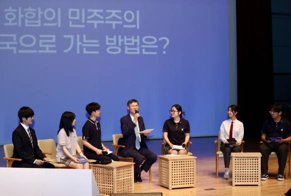 문형배 전 헌법재판관이 13일 전남학생의회 대표들과 대화하고 있다.